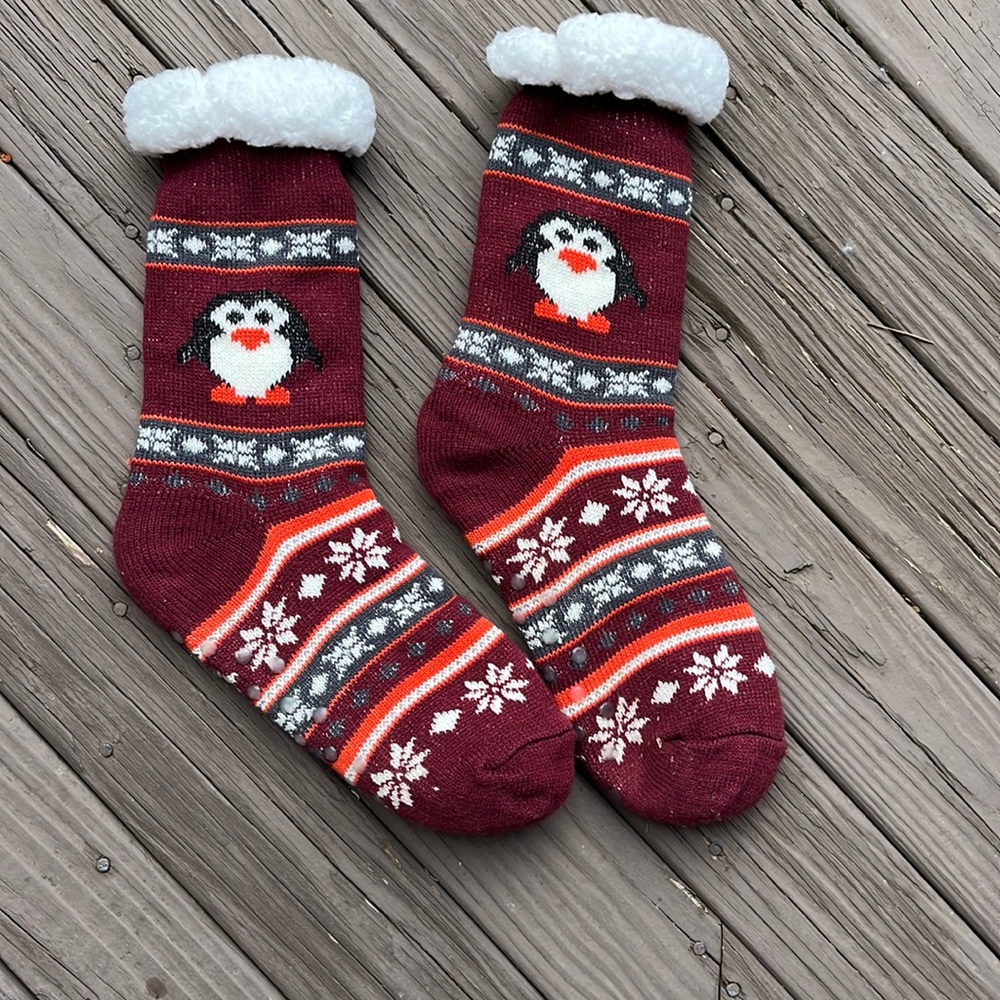 Men’s fleece socks with grippers. Penguin pattern. One size.